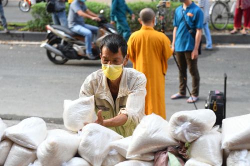 Quỹ Đạo Phật Ngày Nay Tiếp Tục Tặng Gạo Cho Bà Con Có Hoàn Cảnh Khó Khăn