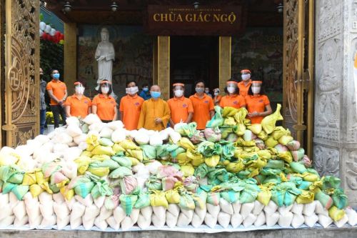 Quỹ Đạo Phật Ngày Nay Tiếp Tục Tặng Gạo Cho Bà Con Có Hoàn Cảnh Khó Khăn