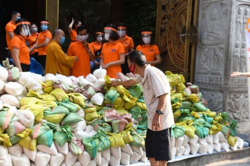 Quỹ Đạo Phật Ngày Nay Tiếp Tục Tặng Gạo Cho Bà Con Có Hoàn Cảnh Khó Khăn