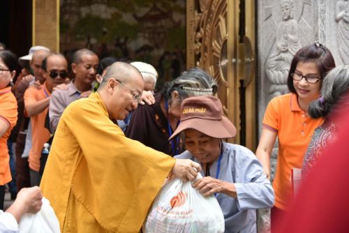 Hạnh Phúc Ngay Hiện Tại: Ấm Áp Buổi Sinh Hoạt Cuối Cùng Với Người Khiếm Thị
