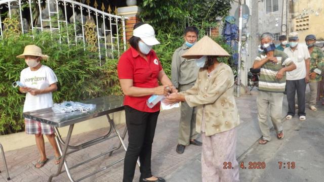 Quán chay An Duyên giúp đỡ người nghèo