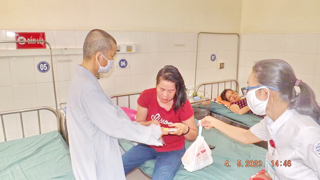 Tặng quà cho bệnh nhân nghèo