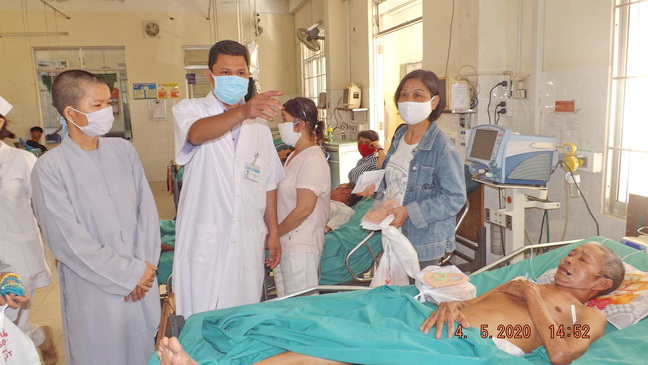 Tặng quà cho bệnh nhân nghèo