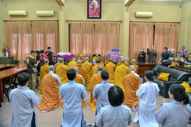 Hội đồng điều hành HVPGVN tại TP. HCM thắp hương tưởng niệm cố TLHT. Thích Minh Châu