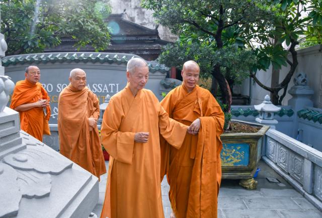 Hội đồng điều hành HVPGVN tại TP. HCM thắp hương tưởng niệm cố TLHT. Thích Minh Châu