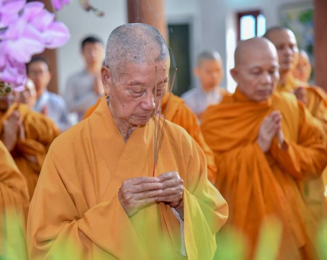 Hội đồng điều hành HVPGVN tại TP. HCM thắp hương tưởng niệm cố TLHT. Thích Minh Châu