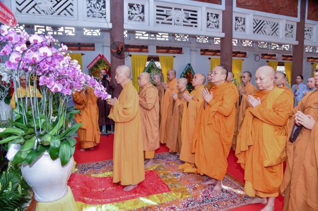 Hội đồng điều hành HVPGVN tại TP. HCM thắp hương tưởng niệm cố TLHT. Thích Minh Châu