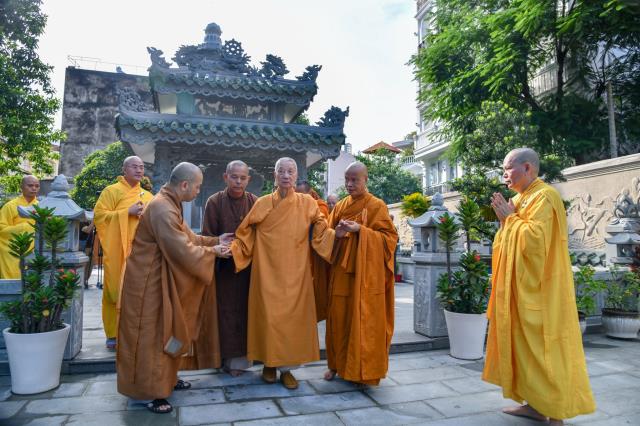 Hội đồng điều hành HVPGVN tại TP. HCM thắp hương tưởng niệm cố TLHT. Thích Minh Châu