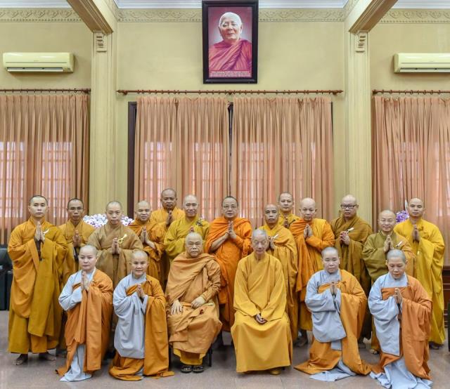Hội đồng điều hành HVPGVN tại TP. HCM thắp hương tưởng niệm cố TLHT. Thích Minh Châu