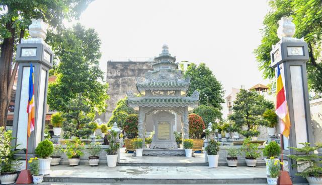 Hội đồng điều hành HVPGVN tại TP. HCM thắp hương tưởng niệm cố TLHT. Thích Minh Châu
