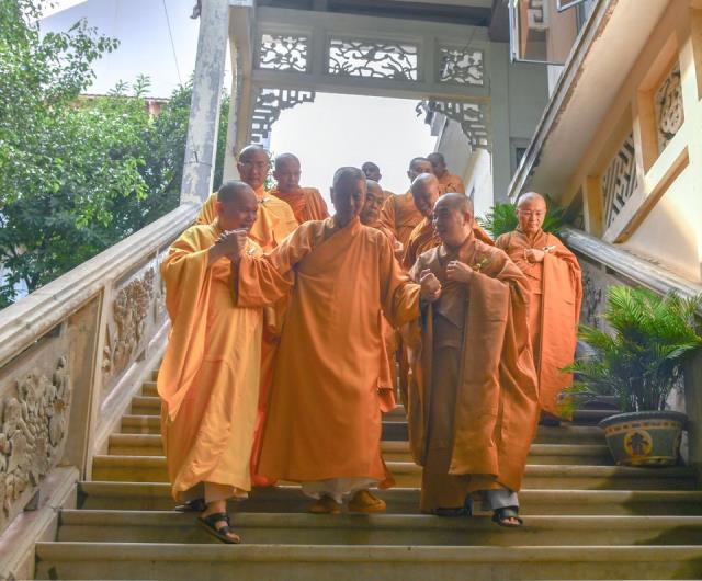 Hội đồng điều hành HVPGVN tại TP. HCM thắp hương tưởng niệm cố TLHT. Thích Minh Châu
