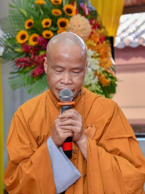 Hội đồng điều hành HVPGVN tại TP. HCM thắp hương tưởng niệm cố TLHT. Thích Minh Châu