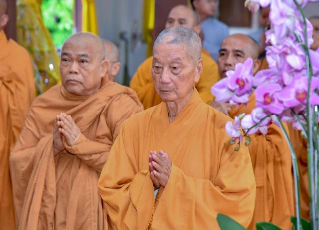 Hội đồng điều hành HVPGVN tại TP. HCM thắp hương tưởng niệm cố TLHT. Thích Minh Châu