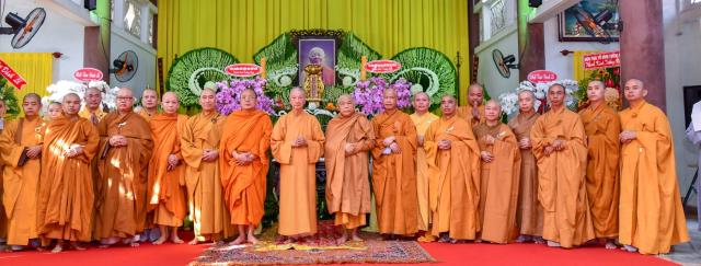 Hội đồng điều hành HVPGVN tại TP. HCM thắp hương tưởng niệm cố TLHT. Thích Minh Châu