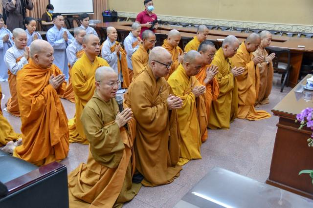 Hội đồng điều hành HVPGVN tại TP. HCM thắp hương tưởng niệm cố TLHT. Thích Minh Châu
