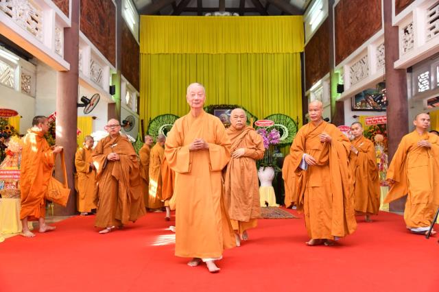 Hội đồng điều hành HVPGVN tại TP. HCM thắp hương tưởng niệm cố TLHT. Thích Minh Châu