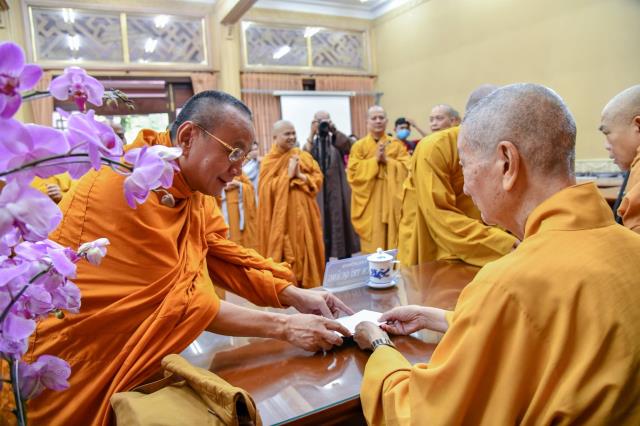 Hội đồng điều hành HVPGVN tại TP. HCM thắp hương tưởng niệm cố TLHT. Thích Minh Châu