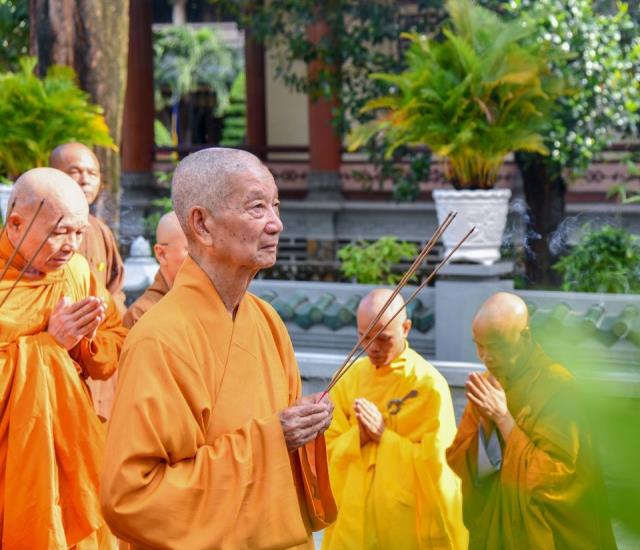 Hội đồng điều hành HVPGVN tại TP. HCM thắp hương tưởng niệm cố TLHT. Thích Minh Châu