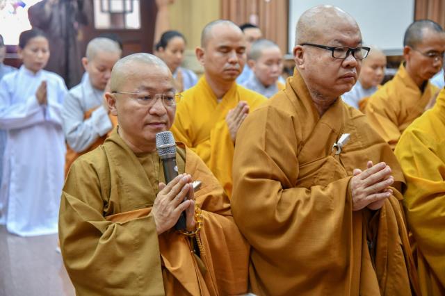 Hội đồng điều hành HVPGVN tại TP. HCM thắp hương tưởng niệm cố TLHT. Thích Minh Châu
