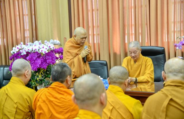 Hội đồng điều hành HVPGVN tại TP. HCM thắp hương tưởng niệm cố TLHT. Thích Minh Châu