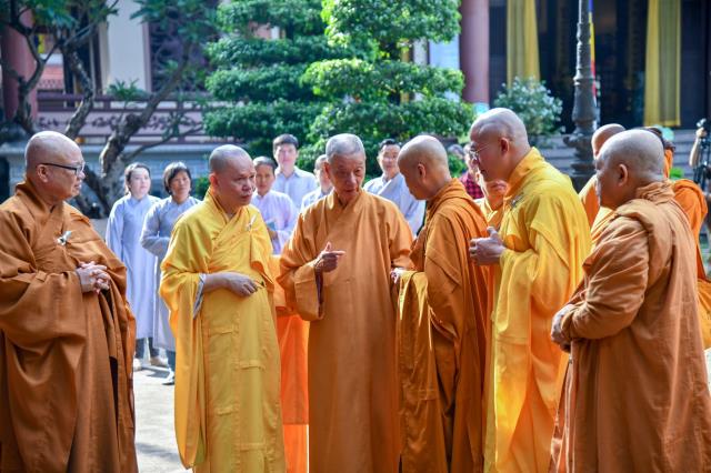 Hội đồng điều hành HVPGVN tại TP. HCM thắp hương tưởng niệm cố TLHT. Thích Minh Châu