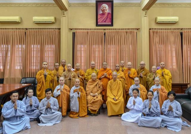 Hội đồng điều hành HVPGVN tại TP. HCM thắp hương tưởng niệm cố TLHT. Thích Minh Châu