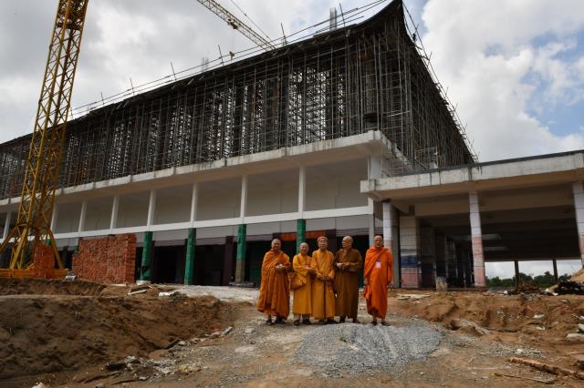 HT. Thích Tịnh Hạnh và HT. Thích Thiện Tánh thăm hội đồng thi