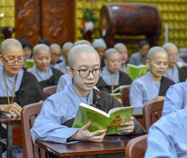 Thời công phu khuya đầu tiên trong khóa tu &quot;Xuất gia gieo duyên&quot; với ba điều ghi nhớ