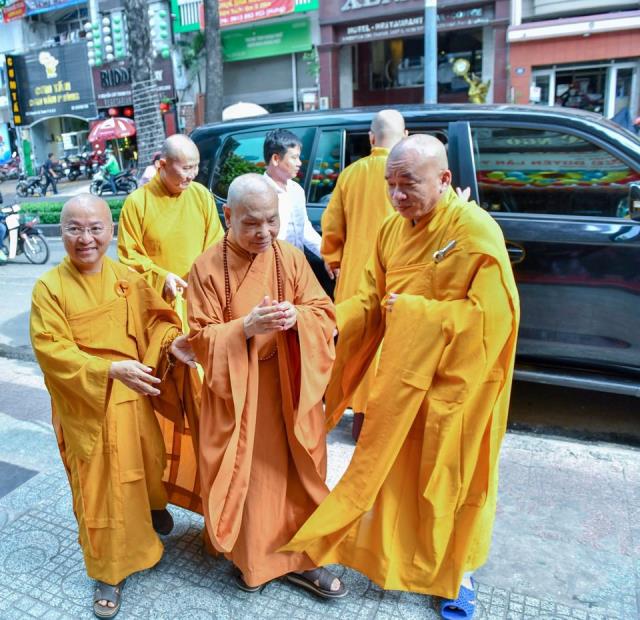 HT. Thích Thiện Nhơn viếng thăm và thắp hương tưởng niệm cố HT. Thích Thiện Huệ