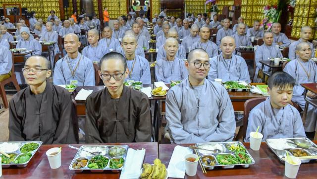 Chùm ảnh: Ăn cơm trong chánh niệm chiều ngày 16/09/2020