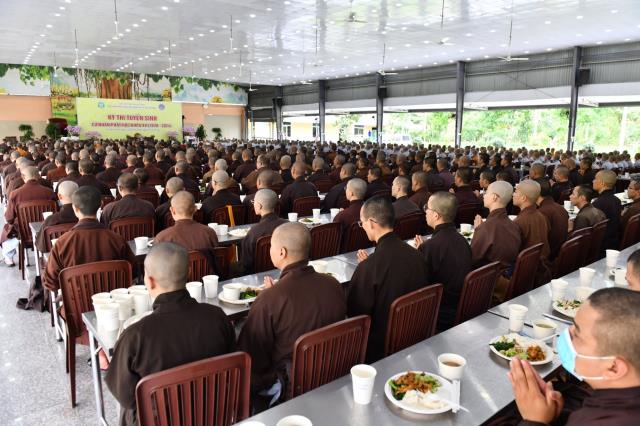 HT. Thích Tịnh Hạnh và HT. Thích Thiện Tánh thăm hội đồng thi