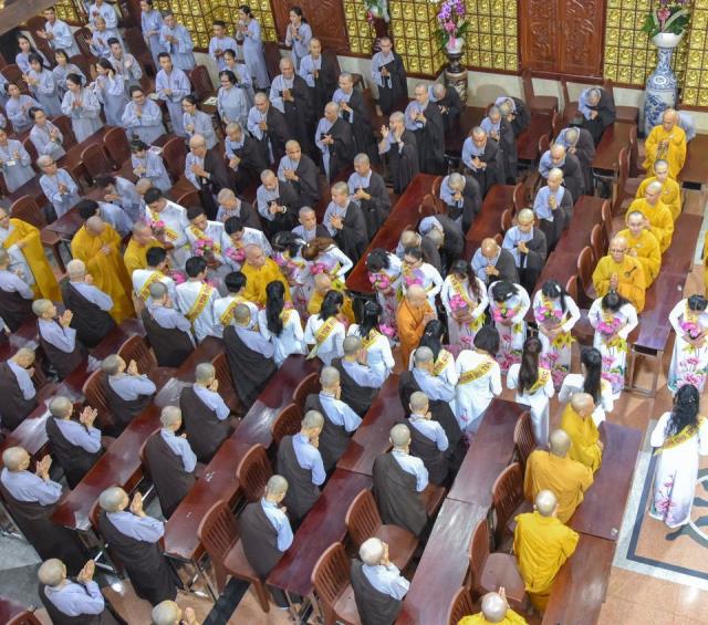 HT. Thích Thiện Nhơn viếng thăm và thắp hương tưởng niệm cố HT. Thích Thiện Huệ