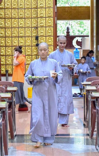 Chùm ảnh: Ăn cơm trong chánh niệm chiều ngày 16/09/2020
