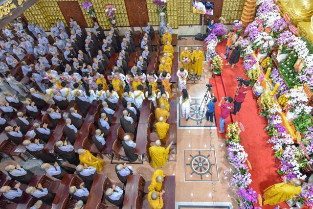 HT. Thích Thiện Nhơn viếng thăm và thắp hương tưởng niệm cố HT. Thích Thiện Huệ