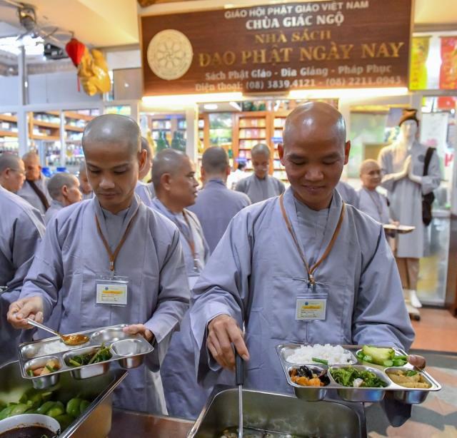 Chùm ảnh: Ăn cơm trong chánh niệm chiều ngày 16/09/2020