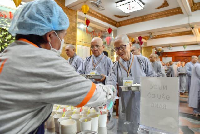 Chùm ảnh: Ăn cơm trong chánh niệm chiều ngày 16/09/2020