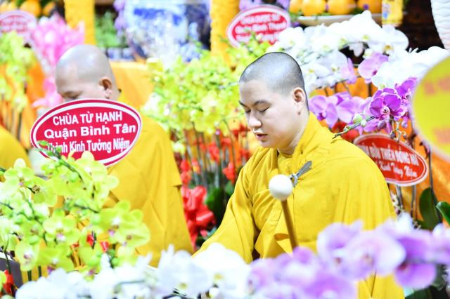 Tụng Kinh trong đêm cuối khóa tu Xuất gia gieo duyên