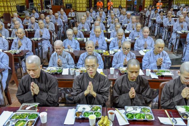 Chùm ảnh: Ăn cơm trong chánh niệm chiều ngày 16/09/2020