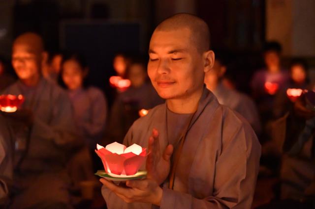 Lắng đọng bên chén trà