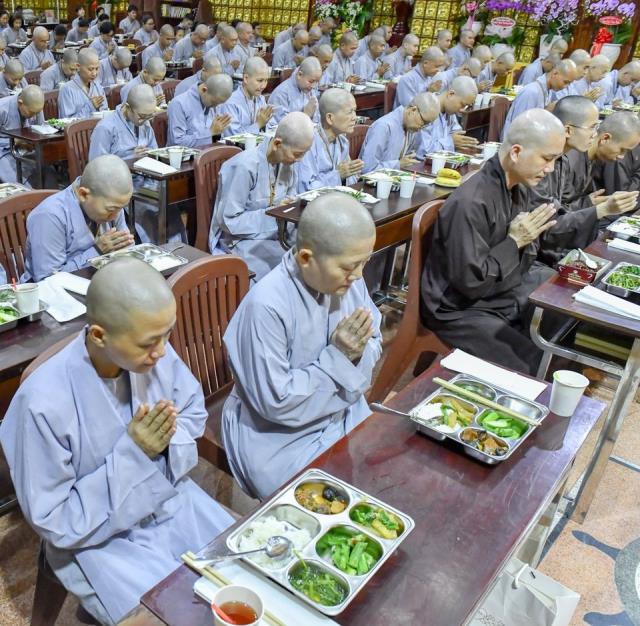 Chùm ảnh: Ăn cơm trong chánh niệm chiều ngày 16/09/2020