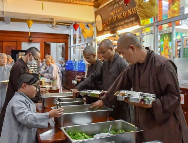 Chùm ảnh: Ăn cơm trong chánh niệm chiều ngày 16/09/2020