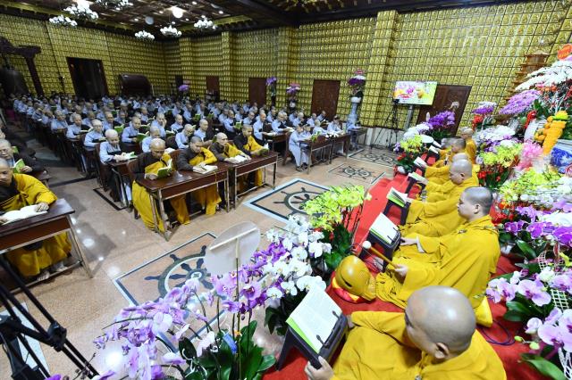 Tụng Kinh trong đêm cuối khóa tu Xuất gia gieo duyên