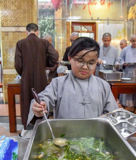 Chùm ảnh: Ăn cơm trong chánh niệm chiều ngày 16/09/2020