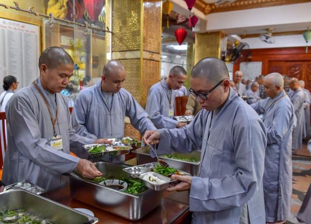 Chùm ảnh: Ăn cơm trong chánh niệm chiều ngày 16/09/2020
