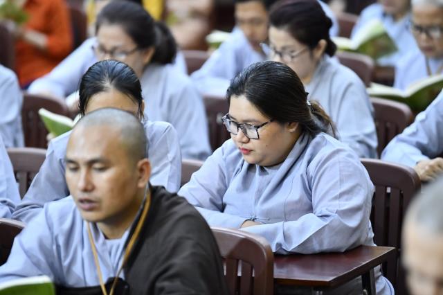 Tụng Kinh trong đêm cuối khóa tu Xuất gia gieo duyên
