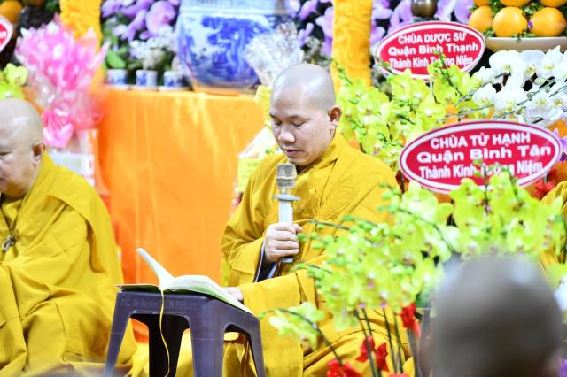 Tụng Kinh trong đêm cuối khóa tu Xuất gia gieo duyên