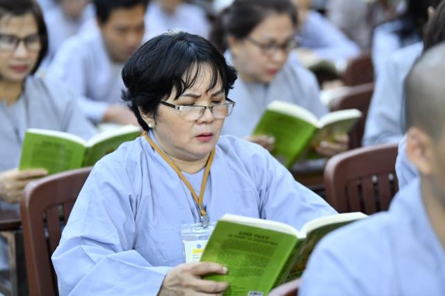 Tụng Kinh trong đêm cuối khóa tu Xuất gia gieo duyên