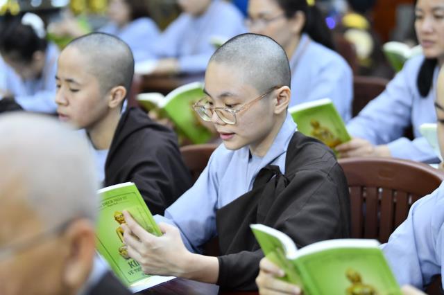 Tụng Kinh trong đêm cuối khóa tu Xuất gia gieo duyên