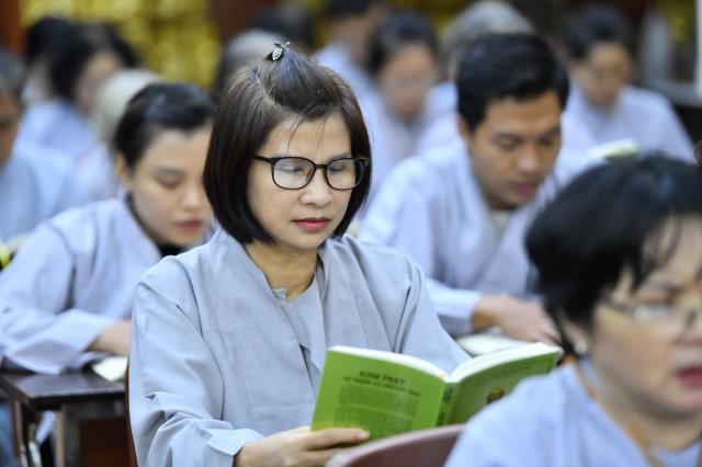 Tụng Kinh trong đêm cuối khóa tu Xuất gia gieo duyên