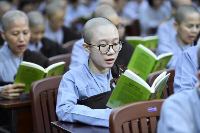 Tụng Kinh trong đêm cuối khóa tu Xuất gia gieo duyên